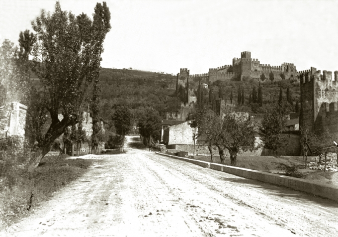 Il Castello visto da Via Cà Del Bosco